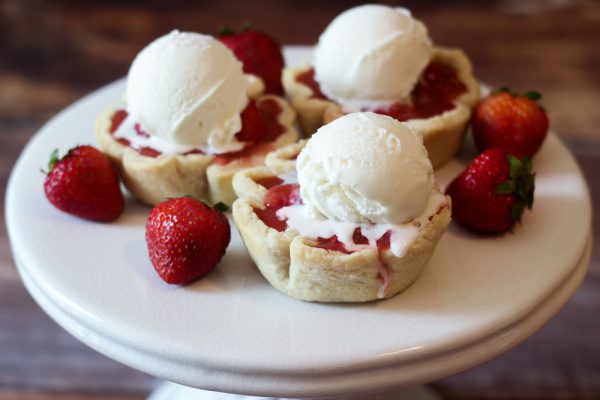 fresh strawberry pies a la mode