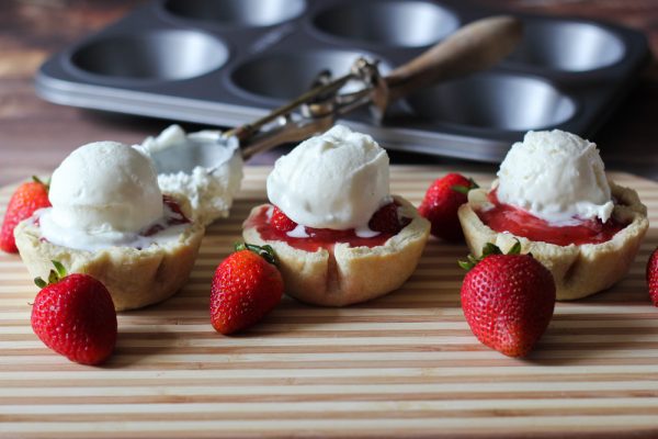 fresh strawberry pies a la mode