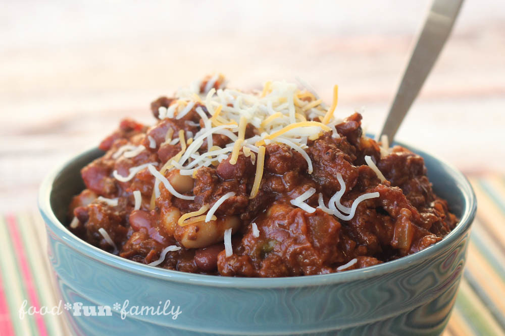 The Best Crockpot Chili Recipe - This is the BEST kind of comfort food and so easy to make! Just throw everything in your slow cooker and enjoy a delicious, easy dinner at night