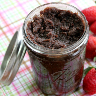 Love to make your own homemade bath and beauty products? If you haven't started yet, you MUST try this simple recipe today! This chocolate covered strawberry sugar scrub makes a GREAT gift (but be sure to keep some for yourself, too!). Free printable label for a mason jar is included to finish off your gift!