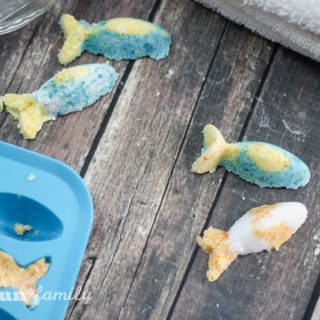 DIY Finding Dory Fizzing bath bombs made with natural ingredients - these make great gifts or Finding Dory themed party favors!