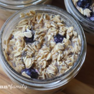 No-cook Overnight Berry Protein Oatmeal - a great on-the-go breakfast recipe for busy mornings