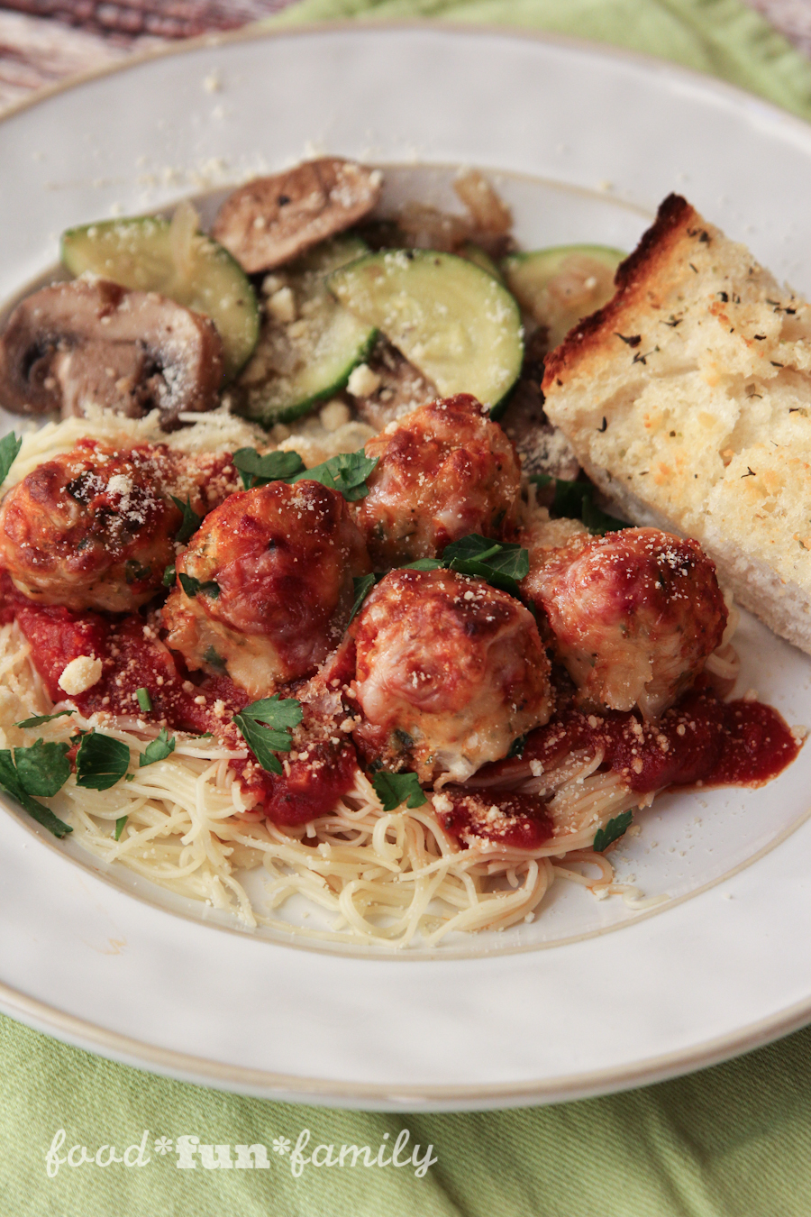 https://foodfunfamily.com/wp-content/uploads/2016/08/Chicken-Parmesan-Meatballs-11.jpg