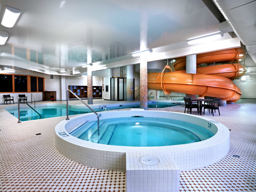 radisson hotel saskatoon_pool_2100x1575-1