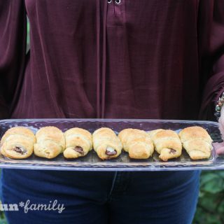 Nutella-cheesecake crescent rolls: a delicious and easy holiday recipe. These sweet treats are crowd pleasers and sure to disappear fast, but amazingly quick and easy to make!