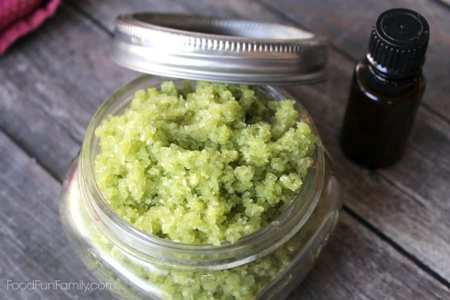 Lemon mint foot soak - a DIY beauty product made with all natural ingredients that will make your feet feel amazing and ready for sandal weather!